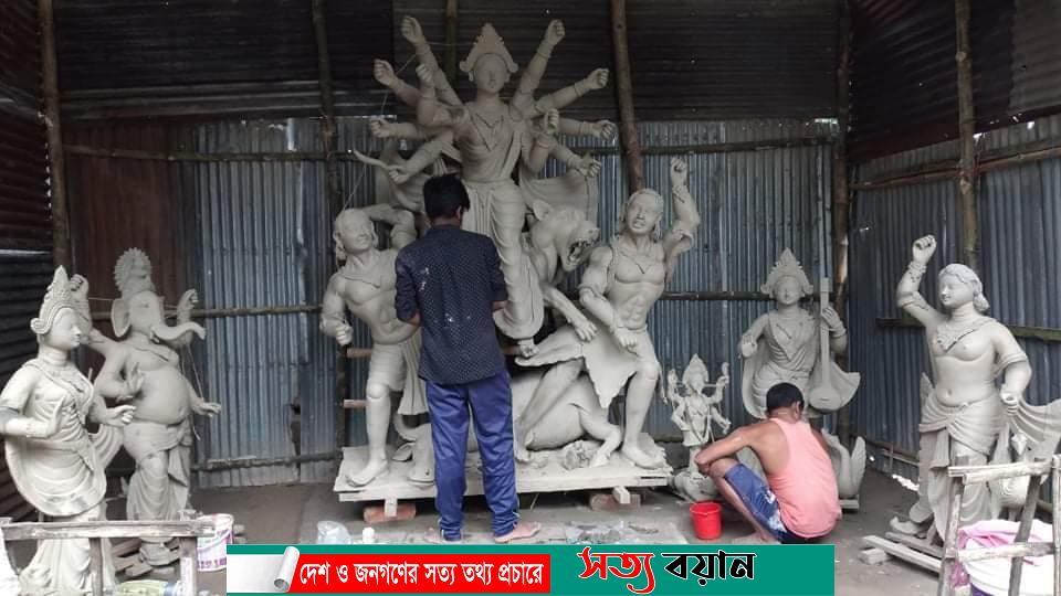 প্রতিমা তৈরিতে ব্যস্ত প্রতিমা শিল্পীরা-সত্যবয়ান
