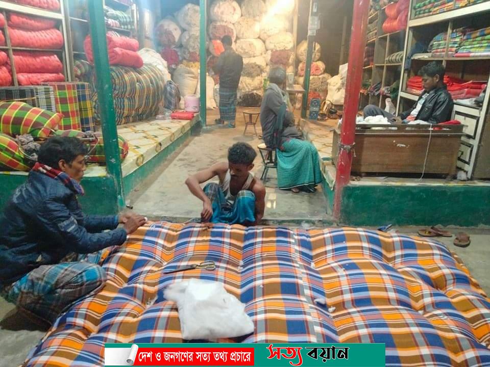 নকলায় শীতের আগমনী বার্তায় লেপ-তোষক তৈরীতে ব্যস্ত সময় পার করছেন কারিগররা-সত্যবয়ান