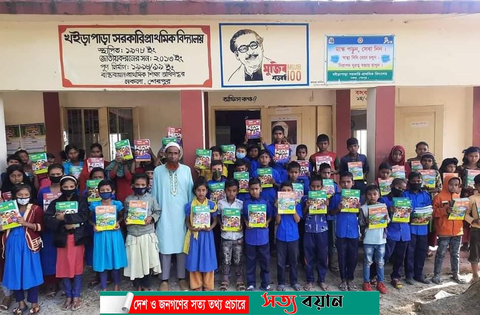 নকলায় স্কুলে স্কুলে বই বিতরণ-সত্যবয়ান