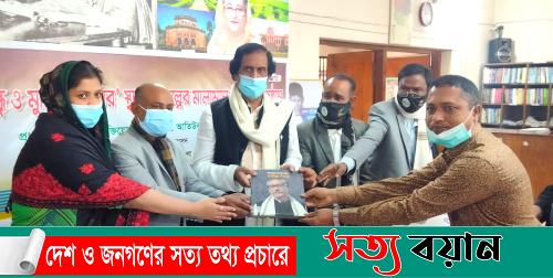 বঙ্গবন্ধু ও মুক্তিযুদ্ধ কর্ণার স্থাপন প্রকল্পের মালামাল বিতরন করলেন হুইপ আতিক-সত্যবয়ান