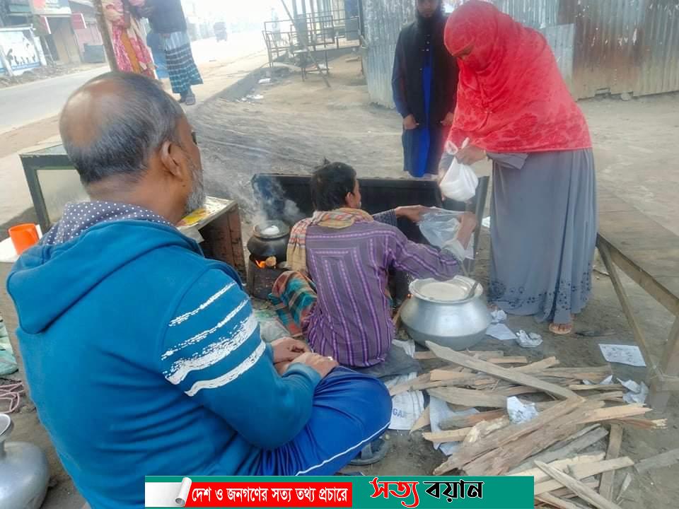 নকলায় দুই যুগের বেশি সময় ধরে পিঠা বিক্রি করছেন আঃ রশিদ-সত্যবয়ান