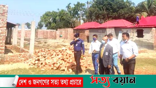 আশ্রয়ণ প্রকল্পের ঘর পরিদর্শন করলেন জেলা প্রশাসক মোমিনুর রশীদ ||সত্যবয়ান