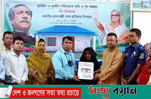 ঝিনাইগাতীতে প্রধানমন্ত্রীর ঈদ উপহার হিসেবে ১৪ গৃহহীন পরিবার পেলেন জমিসহ ঘর||সত্যবয়ান