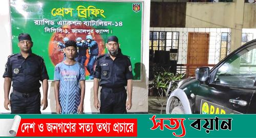 ঝিনাইগাতীতে র‍্যাবের অভিযানে ৪৪ বোতল বিদেশী মদ সহ গ্রেপ্তার-১