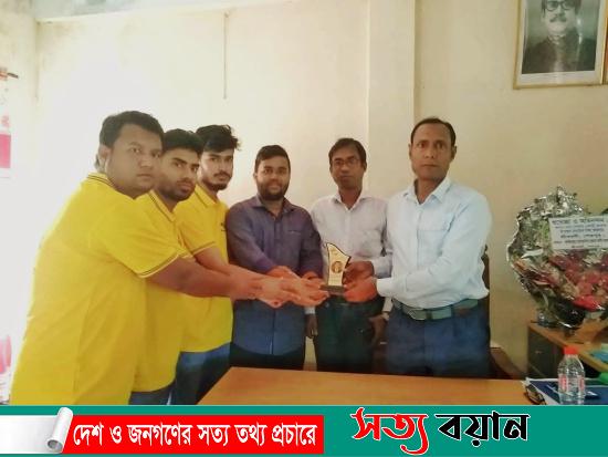 শ্রীবরদীতে নবাগত মাধ্যমিক শিক্ষা কর্মকর্তাকে ক্রেস্ট প্রদান||সত্যবয়ান