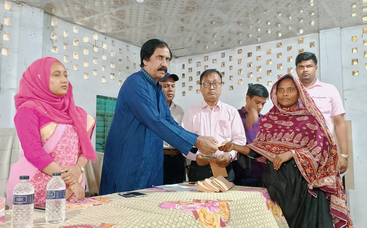 শেরপুরে ঐচ্ছিক তহবিলের নগদ অর্থ বিতরণ করলেন হুইপ আতিক