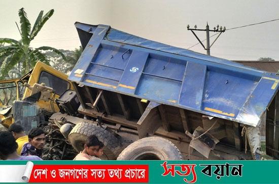 ময়মনসিংহে বালুবাহী ট্রাকে ট্রেনের ধাক্কায় চারজন নিহত