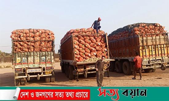 ভারত থেকে আলু আমদানি শুরু, কমছে দেশি আলুর দাম