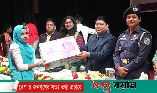 শেরপুরে নারী প্রশিক্ষনার্থীদের মাঝে ল্যাপটপ বিতরণ