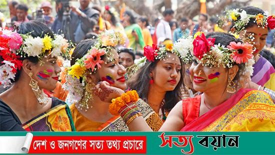 বসন্ত ও ভালোবাসার ছোঁয়া লেগেছে বাঙালির মনে