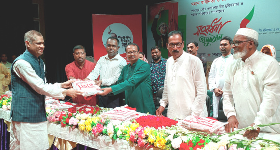 পৌর এলাকার বীর মুক্তিযোদ্ধা ও শহীদ পরিবারের সদস্যদের সংবর্ধনা দিলো শেরপুর পৌরসভা