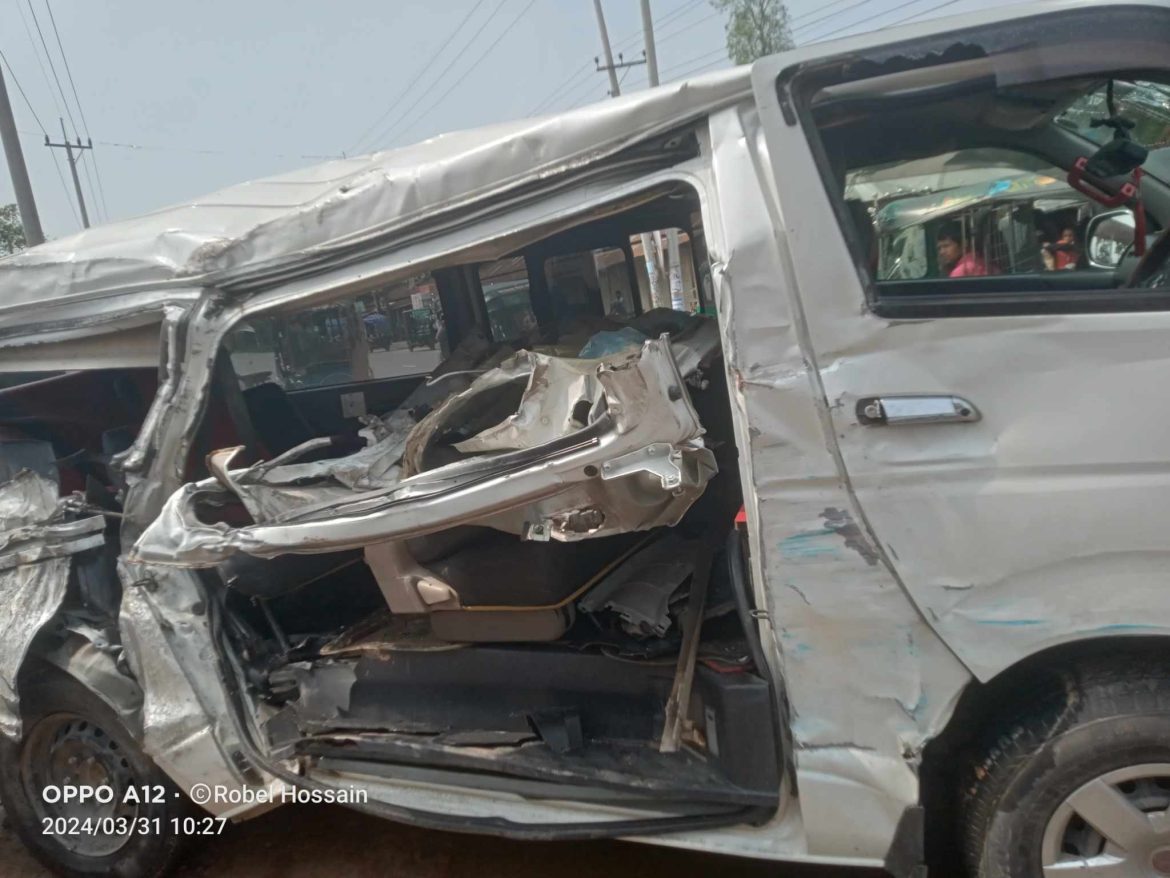 বাস-মাইক্রোবাসের সংঘর্ষে শেরপুরের ভাই-বোন নিহত, মা–বাবাসহ আহত ৩
