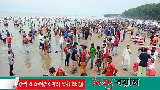 গ্রীষ্মের প্রখর তাপপ্রবাহে পর্যটকের ঢল নেমেছে কক্সবাজার সমুদ্র সৈকতে