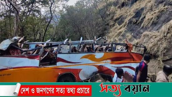 ভারতে যাত্রীবাহী বাস খাদে পড়ে নিহত ১২