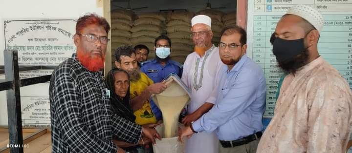 পাকুড়িয়া ইউনিয়নে পবিত্র ঈদ-উল ফিতর উপলক্ষে দরিদ্র ও অসহায় মানুষের মাঝে ভিজিএফের চাল বিতরণ