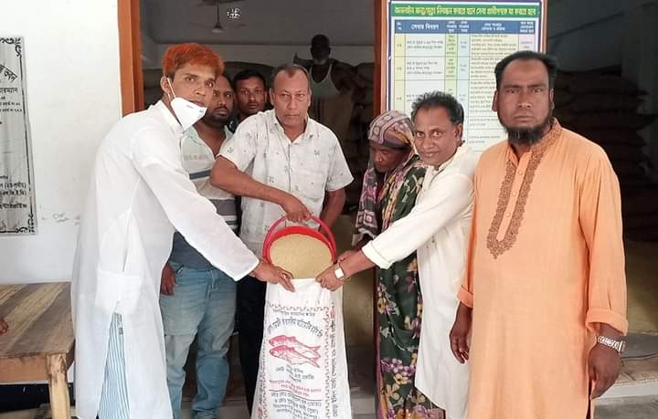 বাজিতখিলা ইউনিয়নে দরিদ্র ও অসহায় মানুষের মাঝে ভিজিএফের চাল বিতরণ