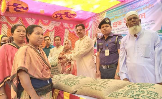 শ্রীবরদীতে প্রান্তিক কৃষকদের মাঝে বীজ ও সার বিতরণ