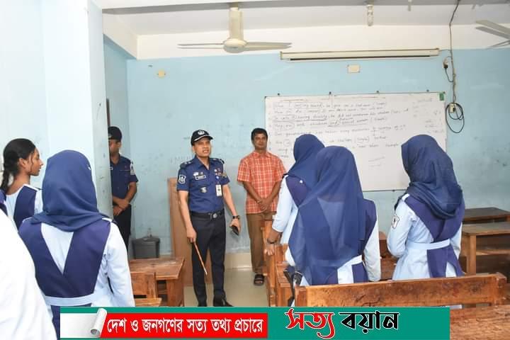 পুলিশ লাইন্স একাডেমি ফর ক্রিয়েটিভ এডুকেশন আকস্মিক পরিদর্শনে পুলিশ সুপার আকরামুল হোসেন