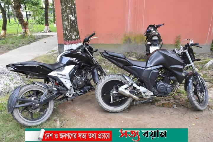 শেরপুরে পদ্যপান অবস্থায় বিকট শব্দে মোটরসাইকেল  চালানোকালে ৩ জনকে গ্রেফতার করেছে পুলিশ