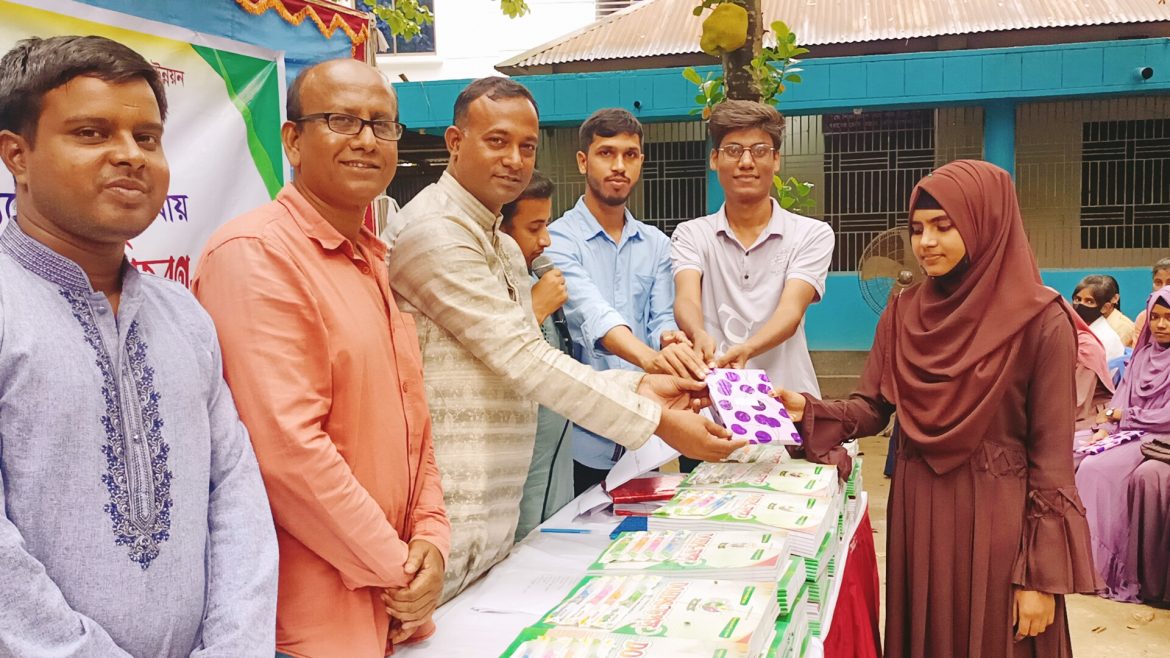 শেরপুরে দরিদ্র মেধাবী শিক্ষার্থীদের মাঝে শিক্ষা উপকরণ বিতরণ 