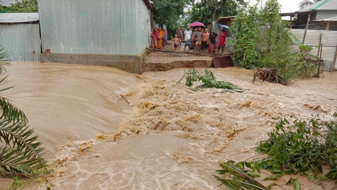 ঝিনাইগাতীতে পাহাড়ী ঢলের পানি বিপদ সীমার উপরে, বাঁধ ভেঙ্গে কমপক্ষে ৩০গ্রাম পানিবন্দি