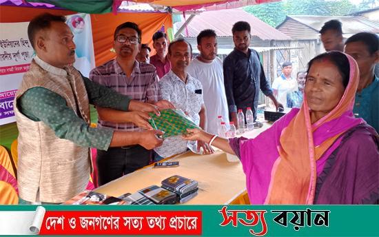শারদীয় দুর্গোৎসব উপলক্ষে বানেশ্বর্দীতে উপহার সামগ্রী বিতরণ করলেন এসএম রোবায়েত
