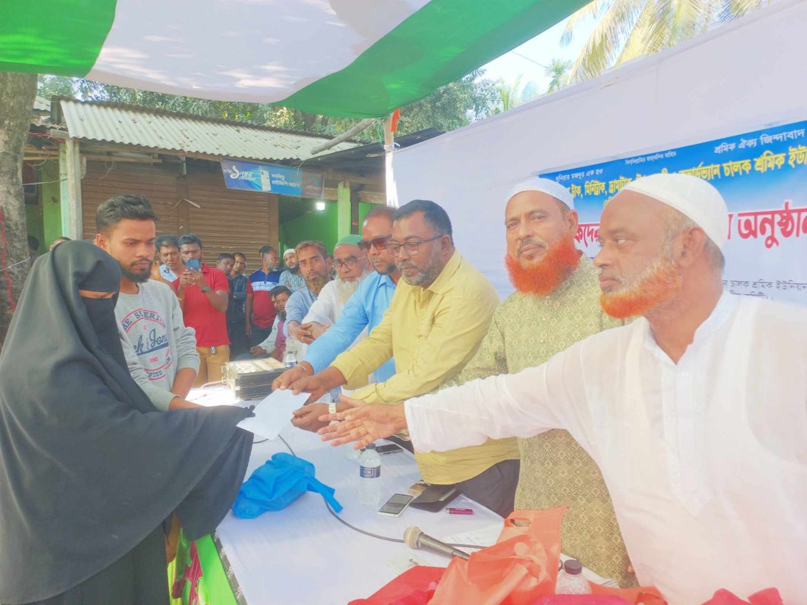 শেরপুরে মৃত্যবরণকারী ট্রাক শ্রমিকের পরিবারের মাঝে অনুদানের নগদ অর্থ প্রদান