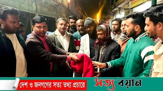 শেরপুরে গভীর রাতে কম্বল বিতরণ করলেন বিএনপি নেতা রুপন