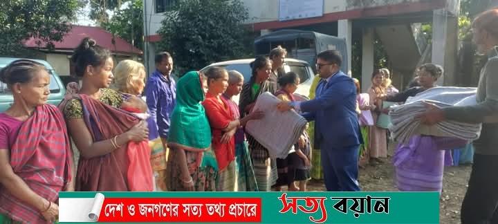 শ্রীবরদী সীমান্তে আদিবাসীদের মাঝে উপজেলা প্রশাসনের শীতবস্ত্র বিতরণ 