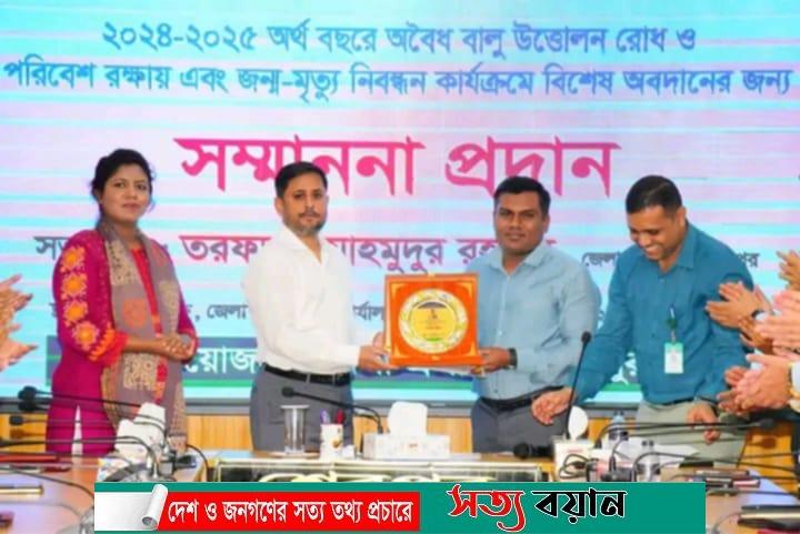 শেরপুরে শ্রেষ্ঠ সম্মাননা পেলেন ইউএনও আশরাফুল আলম রাসেল