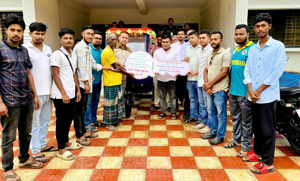 “ঝিনাইগাতী থেকে যা কিছু দেখেছি” সংগঠনের উদ্যোগে প্রতিবন্ধী রফিকুলকে অটোরিক্সা প্রদান