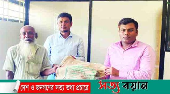 ঝিনাইগাতীতে উচ্ছেদকৃত তিন অসহায় পরিবারকে সরকারি সহায়তা প্রদান