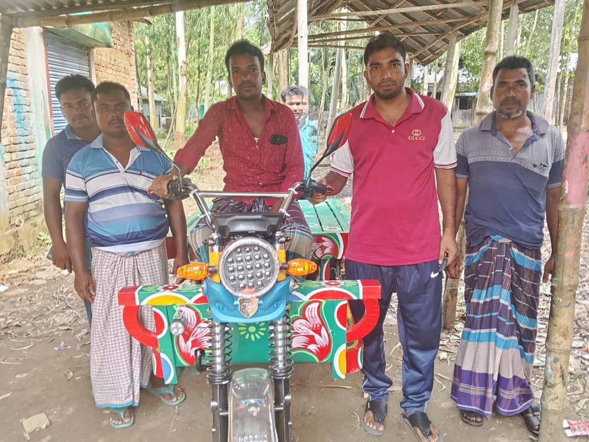 শ্রীবরদীর সিংগাবরুনায় হতদরিদ্র ভ্যান চালক বখতিয়ারের মুখে হাসি ফুটালেন সমাজকর্মী বিপ্লব