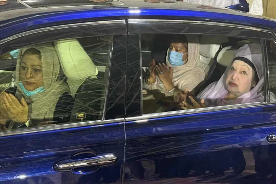 জিয়াউর রহমানের সমাধিতে কোরআন তেলাওয়াত ও দোয়া করলেন খালেদা জিয়া