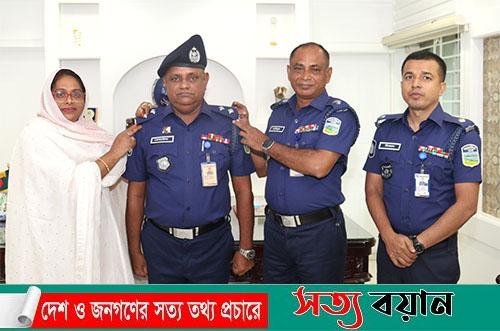 পদোন্নতিপ্রাপ্ত পুলিশ কর্মকর্তাকে র‌্যাংক ব্যাজ পরালেন পুলিশ সুপার আমিনুল ইসলাম