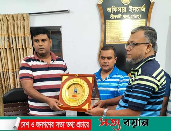শ্রীবরদী থানার ওসি আনোয়ার জাহিদকে বিদায়ী সংবর্ধনা প্রদান 