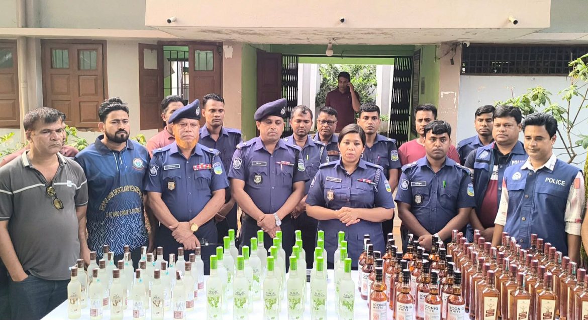 নকলায় পিকআপ ভর্তি ভূসির বস্তায় মিলল শতাধিক বোতল বিদেশী মদ, আটক-৩